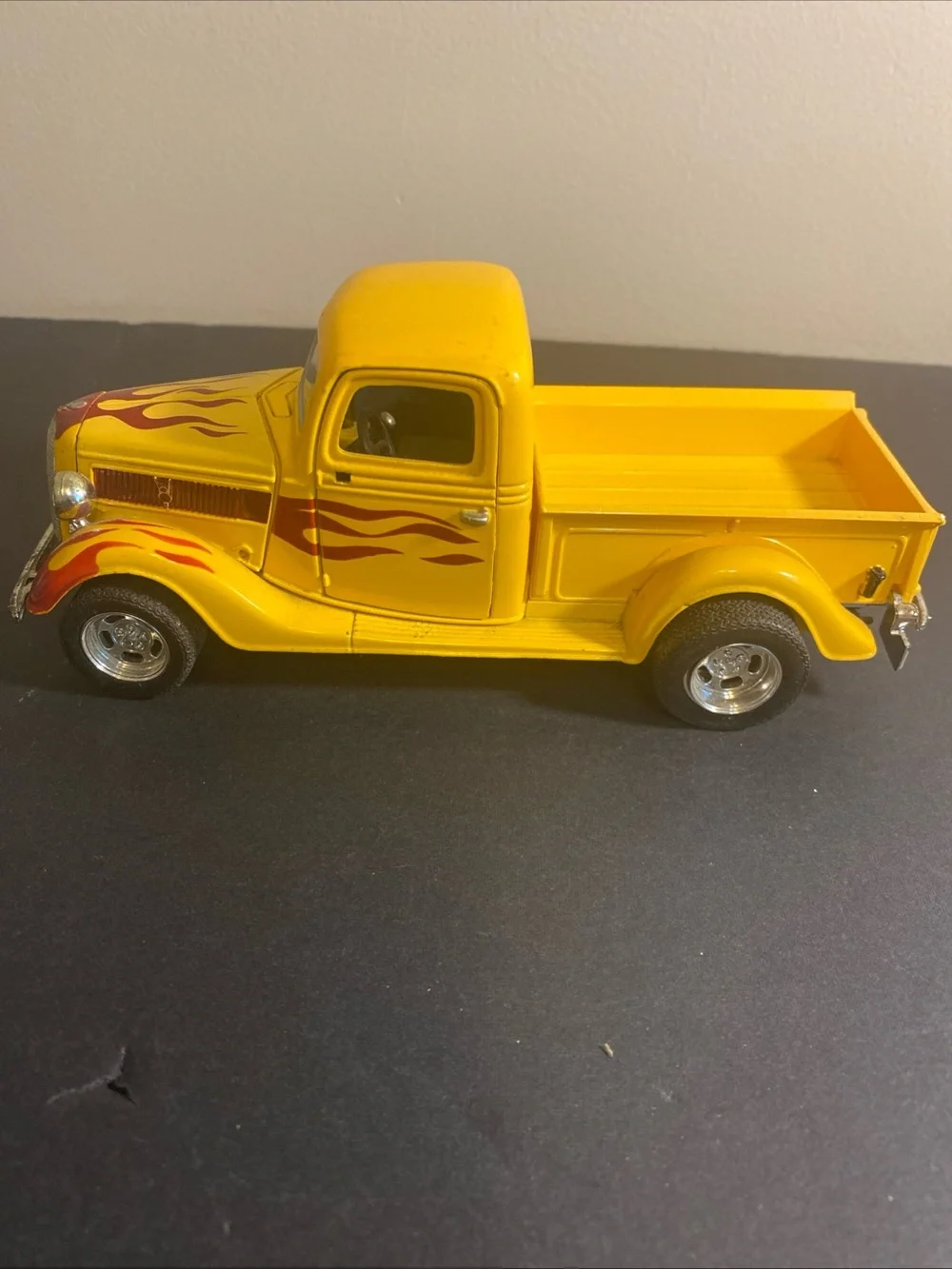 Testors 1/24 Die Cast 1937 Ford‎ Pickup Model Kit Gold Series, Assembled